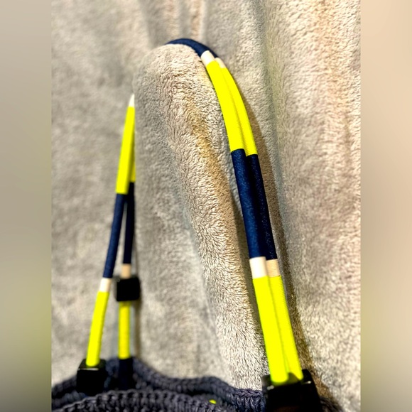 🧺 J Crew Raffia tote navy with neon green tassel NWT🧺 - Picture 3 of 5